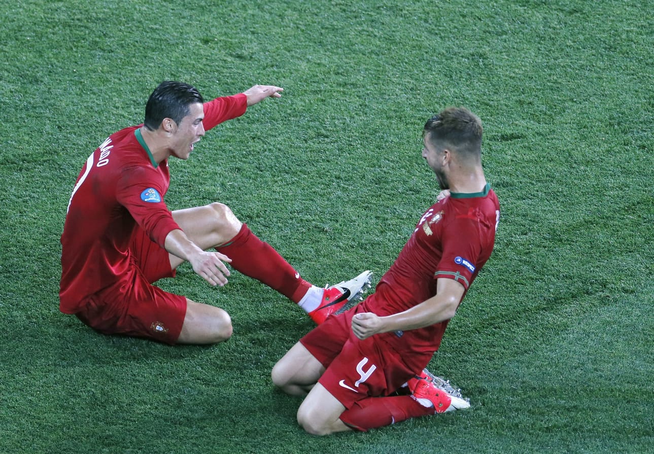 Cristiano Ronaldo (vas.) ja Miguel Veloso juhlivat 2-1 maalia.