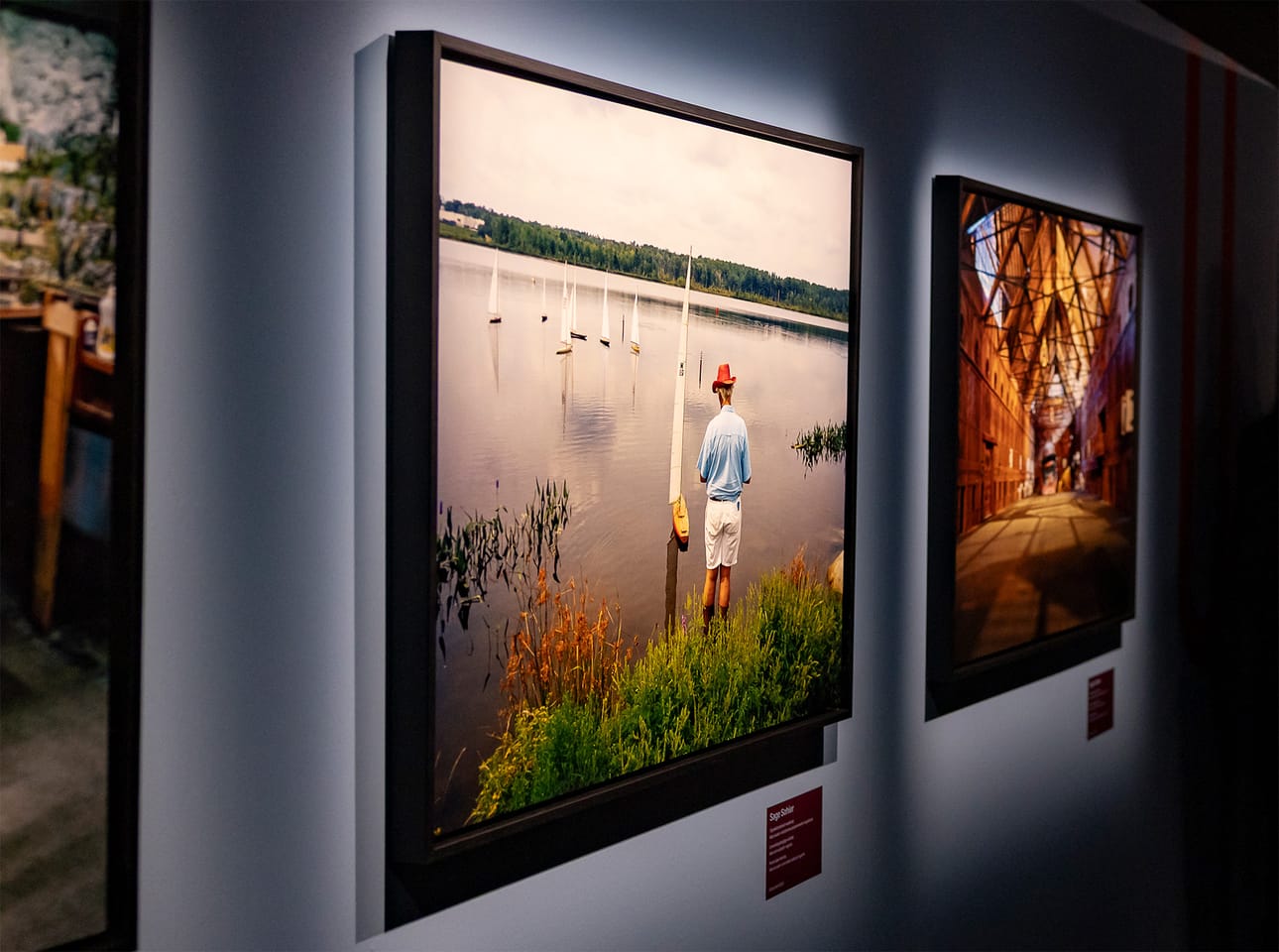 Ryhmänäyttely PLAY esittelee 17 kansainvälisen taiteilijan monialaisen linssin kautta leikkiä sekä ilon aiheena että häiriötekijänä tuoden esiin riemun, sitkeyden, kapinan ja yhteyden hetkiä.