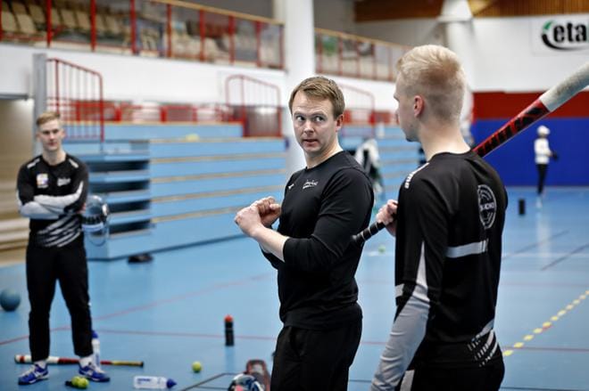 Menneellä kaudella seitsemänneksi sijoittunut JymyJussit on jo aloittanut valmistautumisen tulevaan Superpesiskesään. Pelinjohtaja Jussi Parvi antaa ohjeita Eemeli Jaakkolalle ja Joona Kettuselle (vas.). KUVA: TOMI KOSONEN