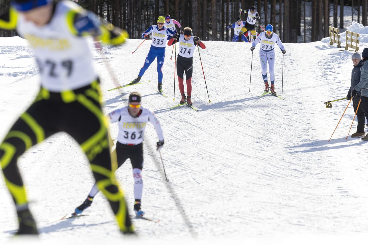 Koillismaalaisten seurojen hiihtäjät saavuttivat useita mitaleita veteraanien SM-hiihdoissa Kempeleessä viime viikonloppuna. Tero Similä (numero 362) toi Posion Pyrinnölle kisojen ainoan mitalin, pronssin, sunnuntaina M45-sarjan 10 kilometrin vapaan hiihtotavan kisasta.
