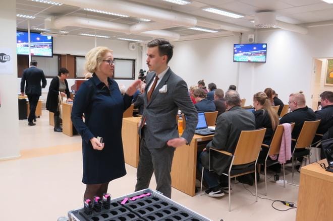 Miapetra Kumpula-Natri (sd.) ja tuore kansanedustaja Matias Mäkynen (sd.) keskustelivat ennen kokouksen alkua. KUVA: TERHI EKOLA