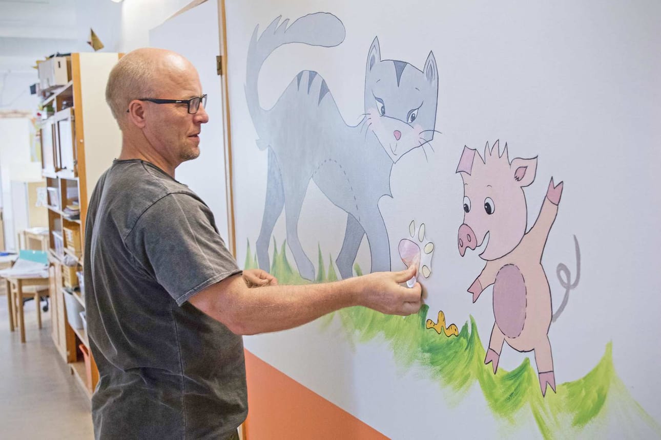 Hiirilimppu-nimi on herättänyt paljon huomiota niin lasten kuin vanhempienkin keskuudessa. ”Nimi tulee alun perin eskarikirjan laulusta nimeltä Kisu Pikkukuu”, kertoo Selkälä. Kuvassa päiväkodin seinällä esiintyvän kuvituksen on tehnyt Henna-Elise ja Emma-Liina Selkälä.