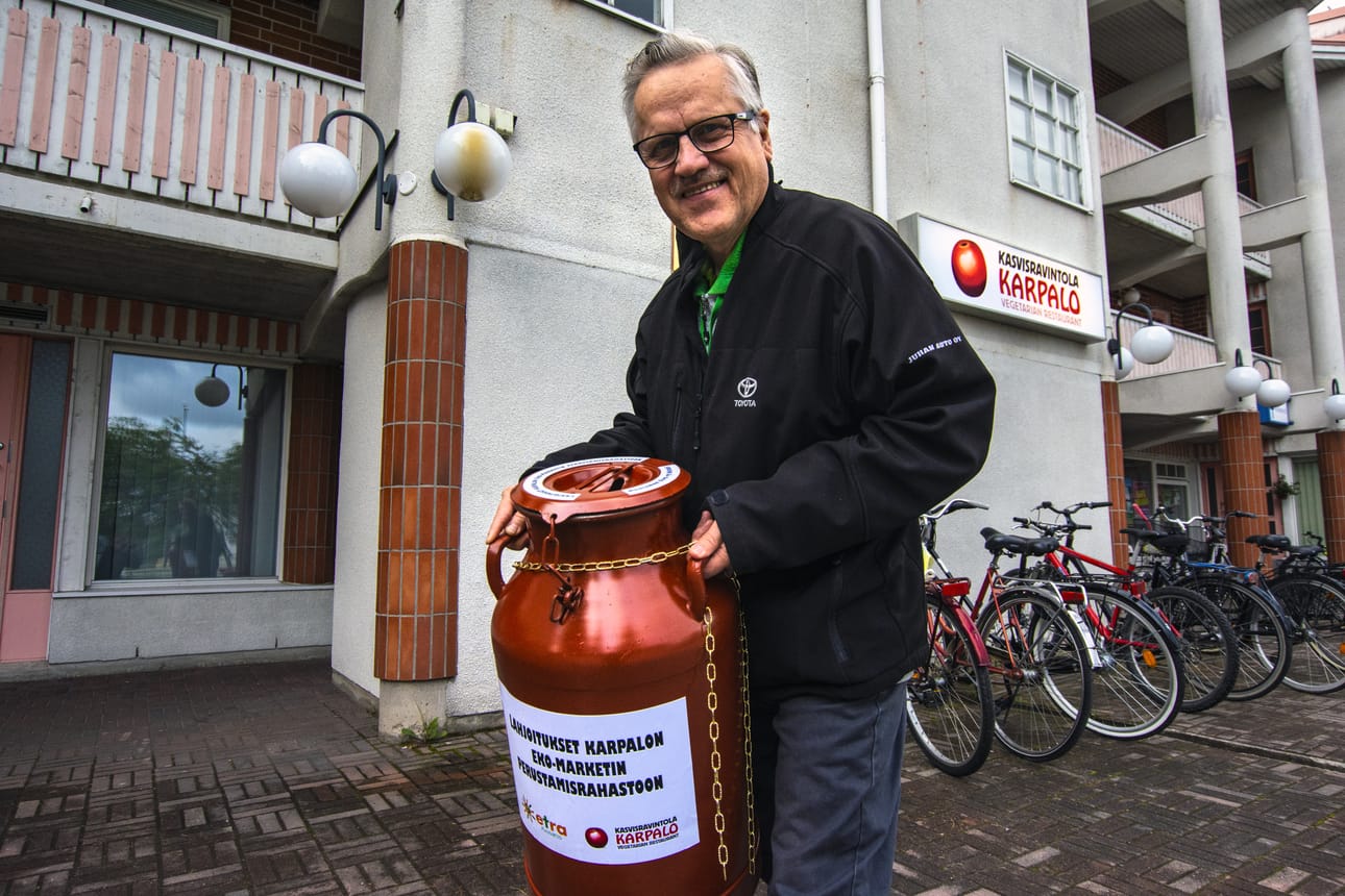 Paavo Hautala kerää myös lahjoituksia voittoa tavoittelemattoman Eko-Marketin perustamista varten. Keräystonkka löytyy Kasvisravintola Karpalosta. Markettia kaavaillaan ravintolan viereiseen tilaan.