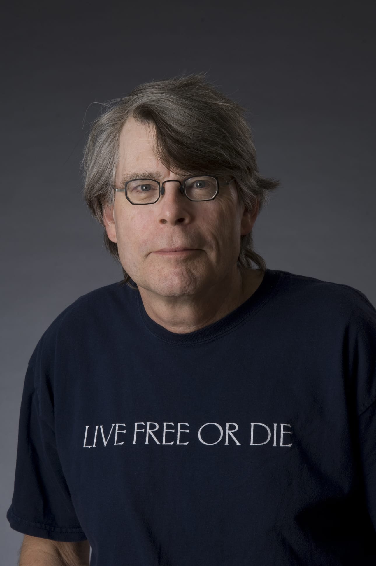 Stephen King on pitkän linjan kauhukirjailija. Hänen esikoisromaaninsa ilmestyi jo 1970-luvun alkupuolella.