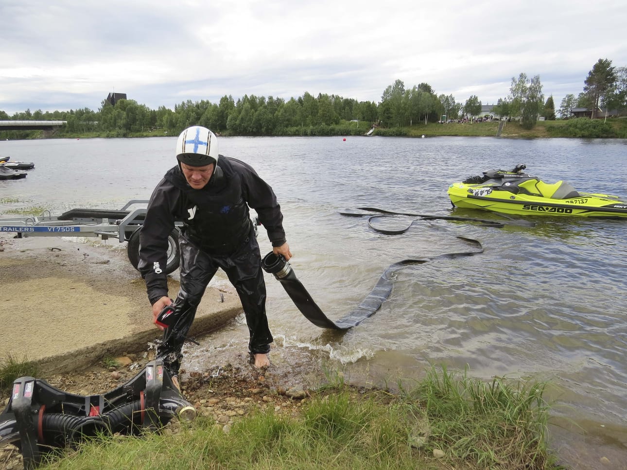 Lauta ja saappaat kiinnitetään vesiletkuun, jota myöten kauko-ohjattavan jetin suihku tulee nostovoimaksi.