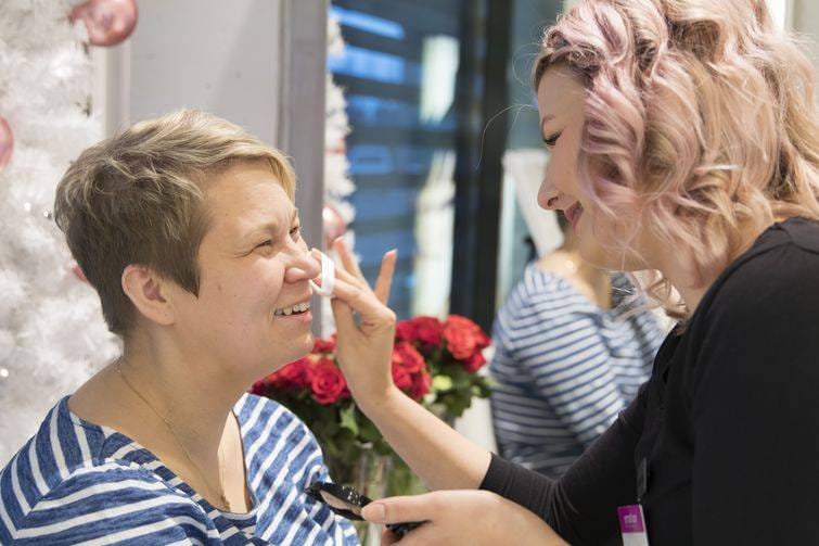 Lancomen kätevästi pakattu ja käytettävä meikkivoide nopeuttaa pohjan tekoa ja antaa tasaisen peittävän lopputuloksen.