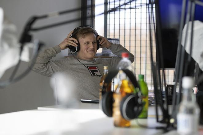 Patrik von Bagh arvelee, että Radio Wapinalla on tänä vuonna enemmän kuuntelijoita kuin aiempina vuosina. KUVA: JARNO PELLINEN