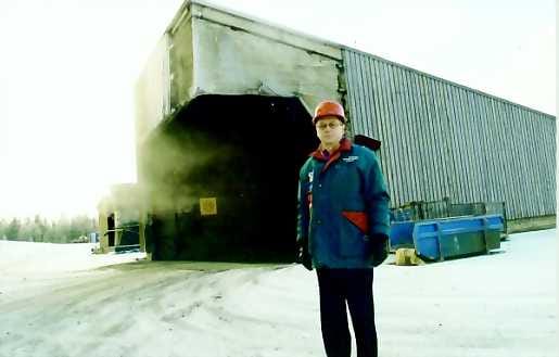 Maan pinnalle. Juoksijat nousevat maan pinnalle tästä kuilusta, näyttää kaivksen johtaja Teuvo Jurvansuu.
