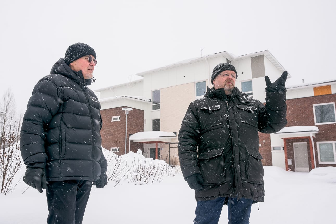 Seppo Koutaniemi (vas.) ja Kalevi Huuskonen Nilojoenmutkan tontilla, jonne rakennetaan runsaan vuoden aikana uusi viisikerroksinen kerrostalo aikaisemmin valmistuneiden kahden lisäksi.