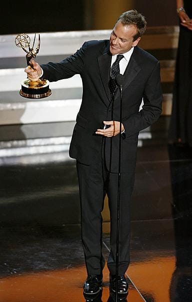 Kiefer Sutherland pääsi vihdoin poseeraamaan Emmy-pystin kanssa.