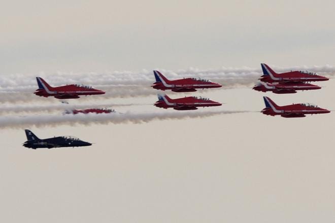 RAF:n Red Arrows -taitolentoryhmä vieraili Suomessa viimeksi 2006, ja Helsingin keskustan taivaalla se nähtiin Urho Kekkosen kolmannella presidenttikaudella. KUVA: EPA/STRINGER