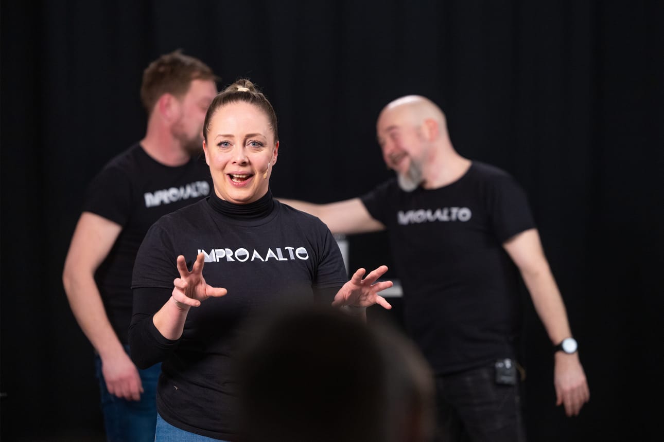 Seinäjokelainen Improaalto-ryhmä viihdyttää Ilkka-Pohjalaisen tilaajia. Uusin jakso julkaistaan aina lauantaisin. Ryhmän johtajana toimii Juulia Mäkilaine. Taustalla ovat Rami Mäkilaine ja Tapani ”Tapsa” Korhonen.