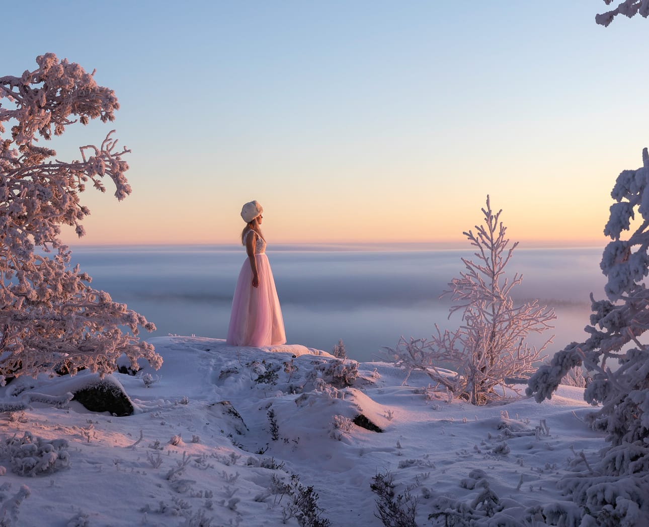 Marjo Koskenkorva on oululainen valokuvaaja, jonka teoksissa pohjoisen luonnon hiljaisuus, valo ja maisema kietoutuvat ihmisen tarinoihin. Koskenkorvan teokset ovat esillä myös Välähdyksiä-näyttelyssä.