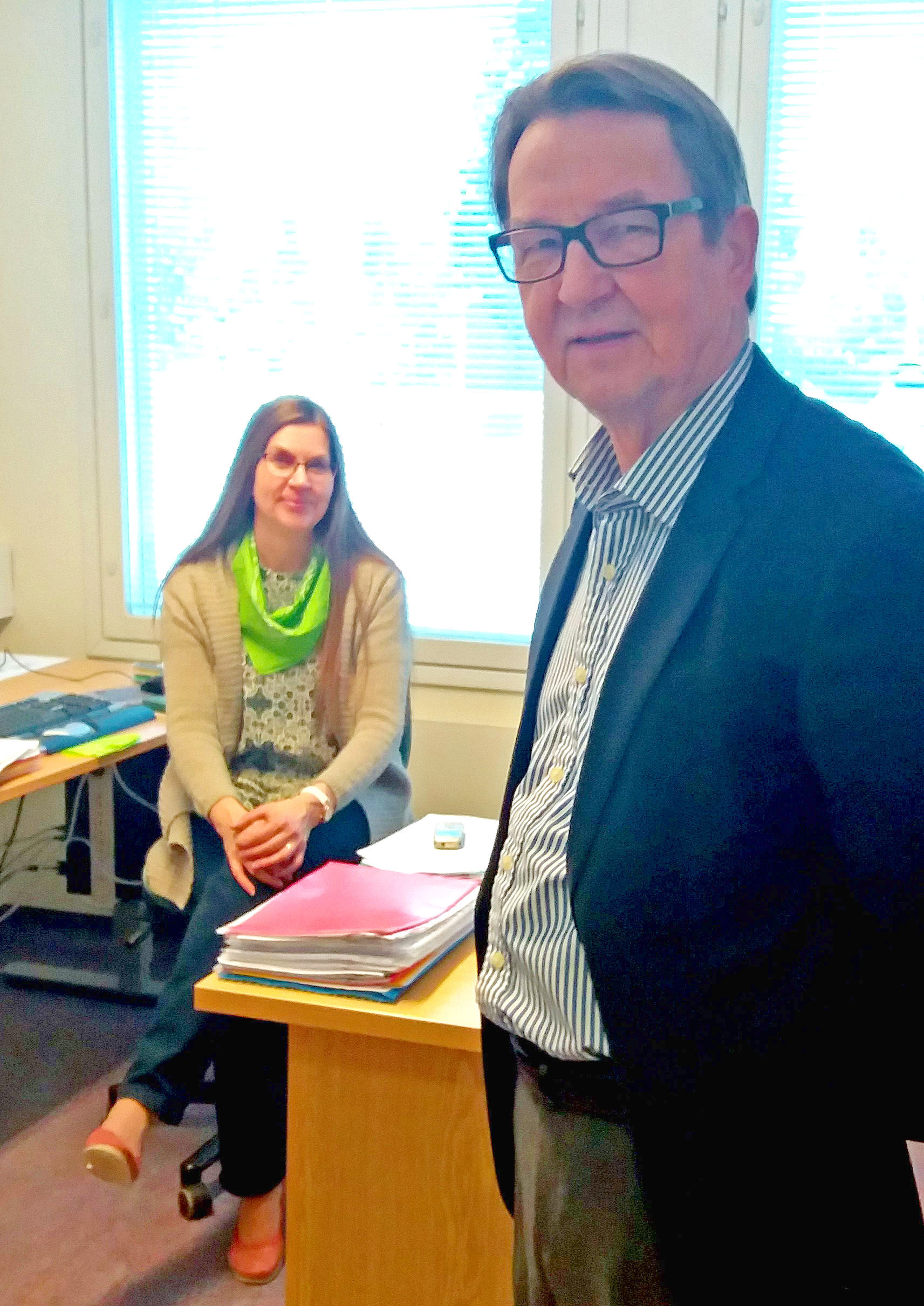 Eläköityneellä kunnanjohtaja Tuomo Haapalahdella ei ole ikävä töihin. Yli neljä vuosikymmentä kunnallistöissä riitti. Anna-Lisa Kivimaalle hän totesi, että on mukava tulla käväisemään ja verestämään muistoja.