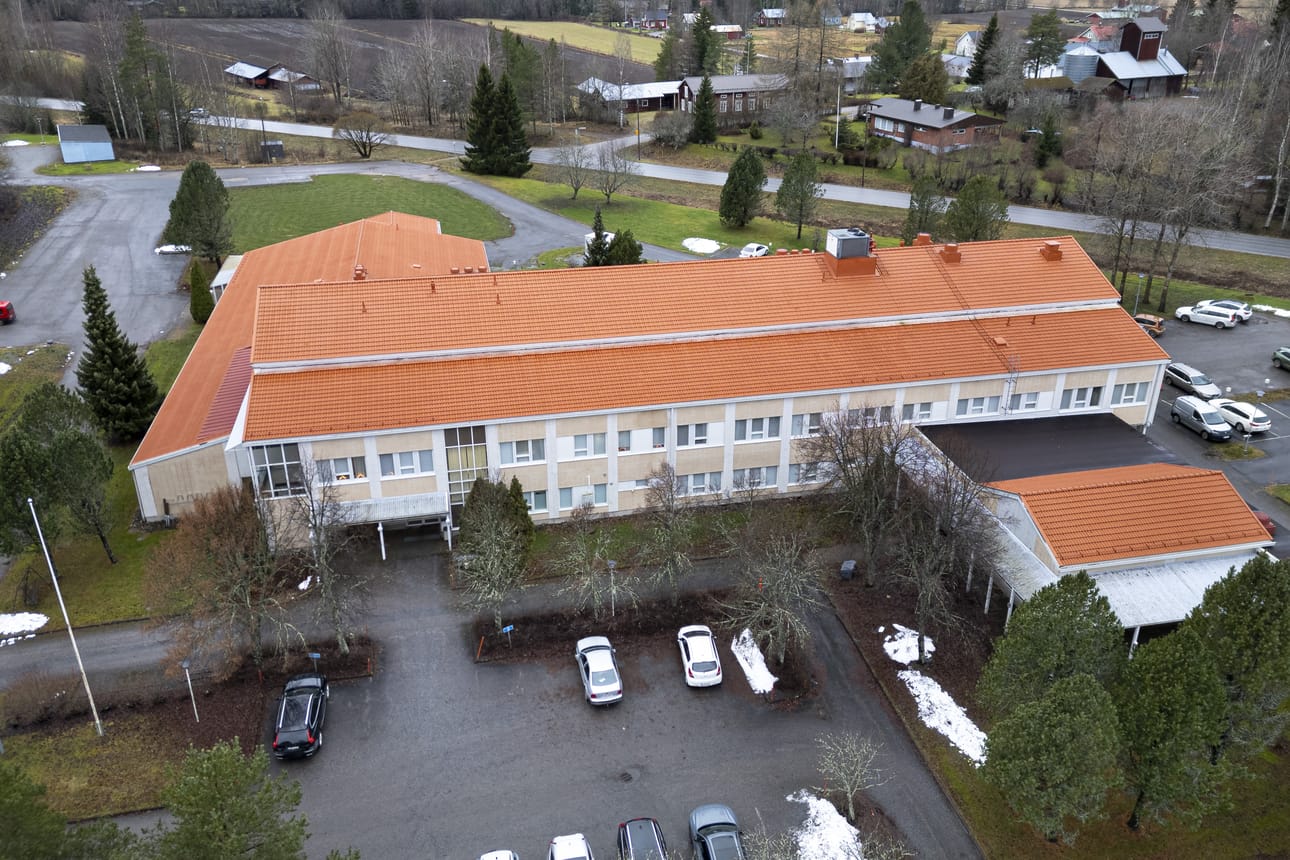Olavi Kandolin ottaa kirjoituksessaan kantaa myös Jurvan terveysaseman pian tyhjiksi jääviin tiloihin.