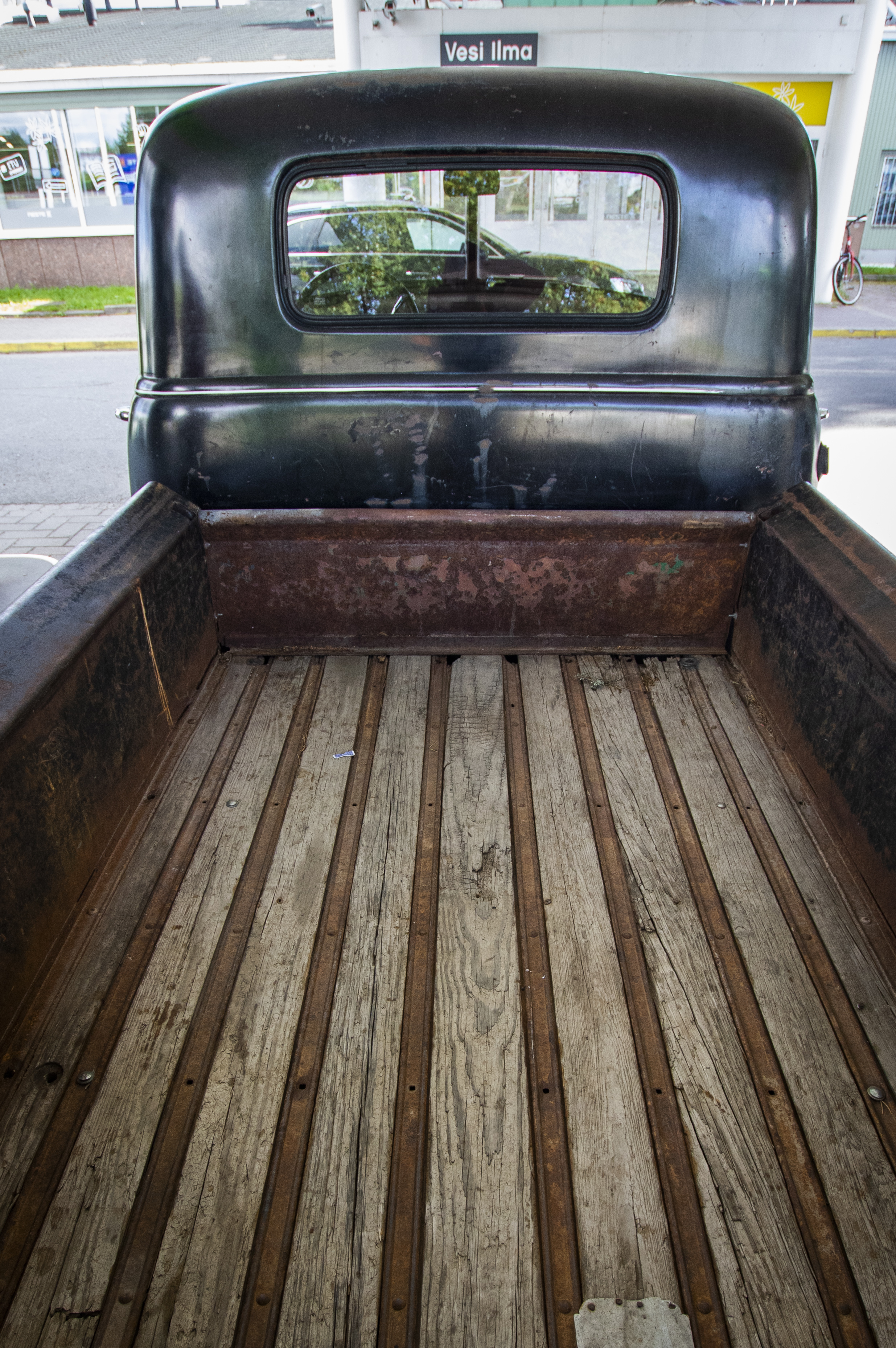 <p>Lavan puulattia on alkuperäinen. Auto tuli Suomeen Missourista.</p>