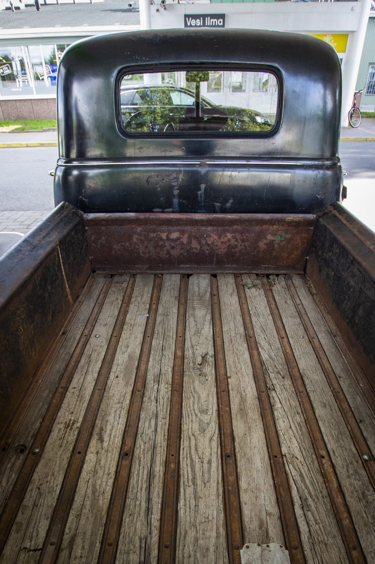 Lavan puulattia on alkuperäinen. Auto tuli Suomeen Missourista.