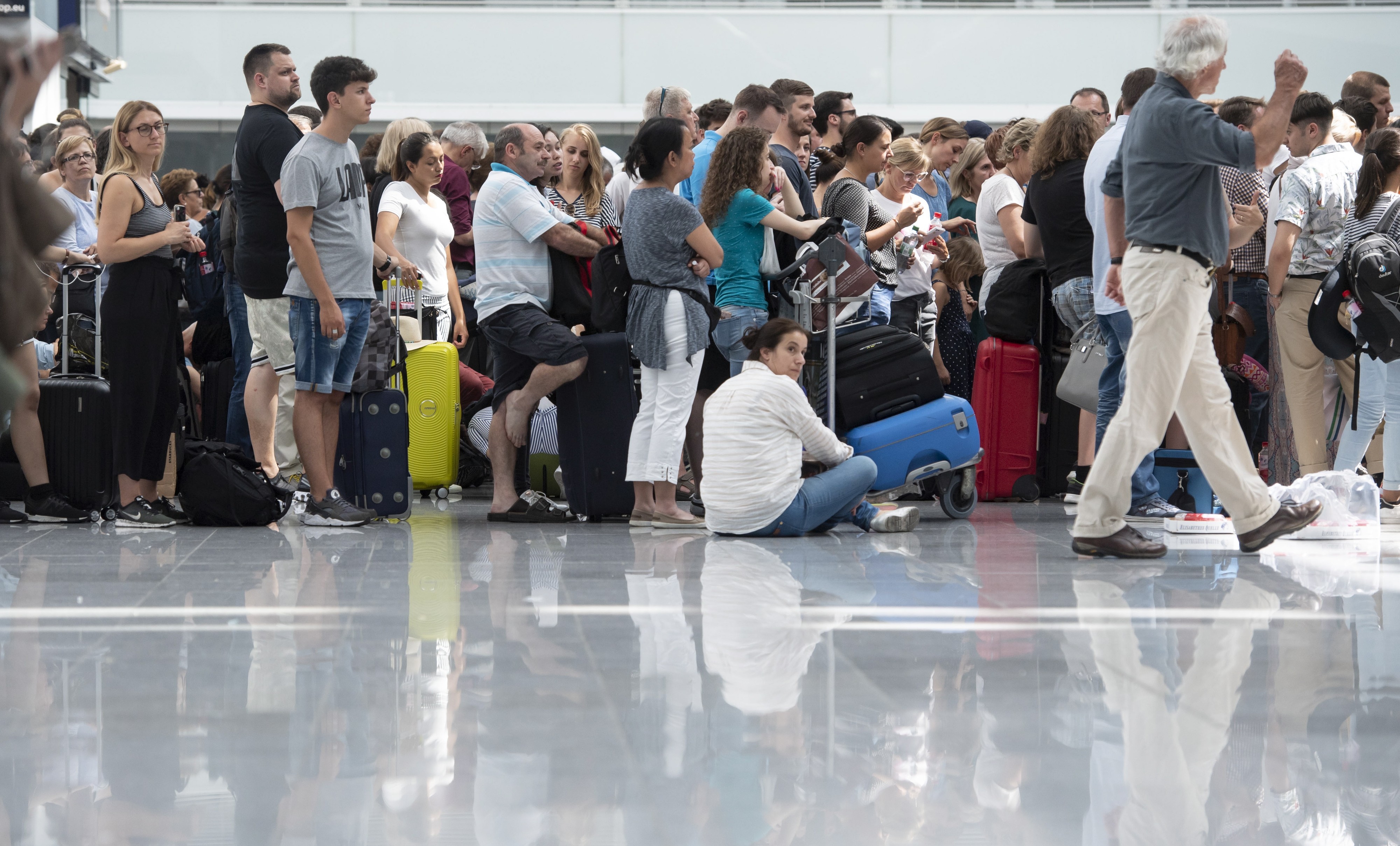 Matkustajat joutuvat yhä varautumaan pitempiin odotusaikoihin Münchenin lentokentällä. Viikonloppuna osa matkustajista oli kentällä jumissa lauantaiaamusta sunnuntai-iltapäivään.