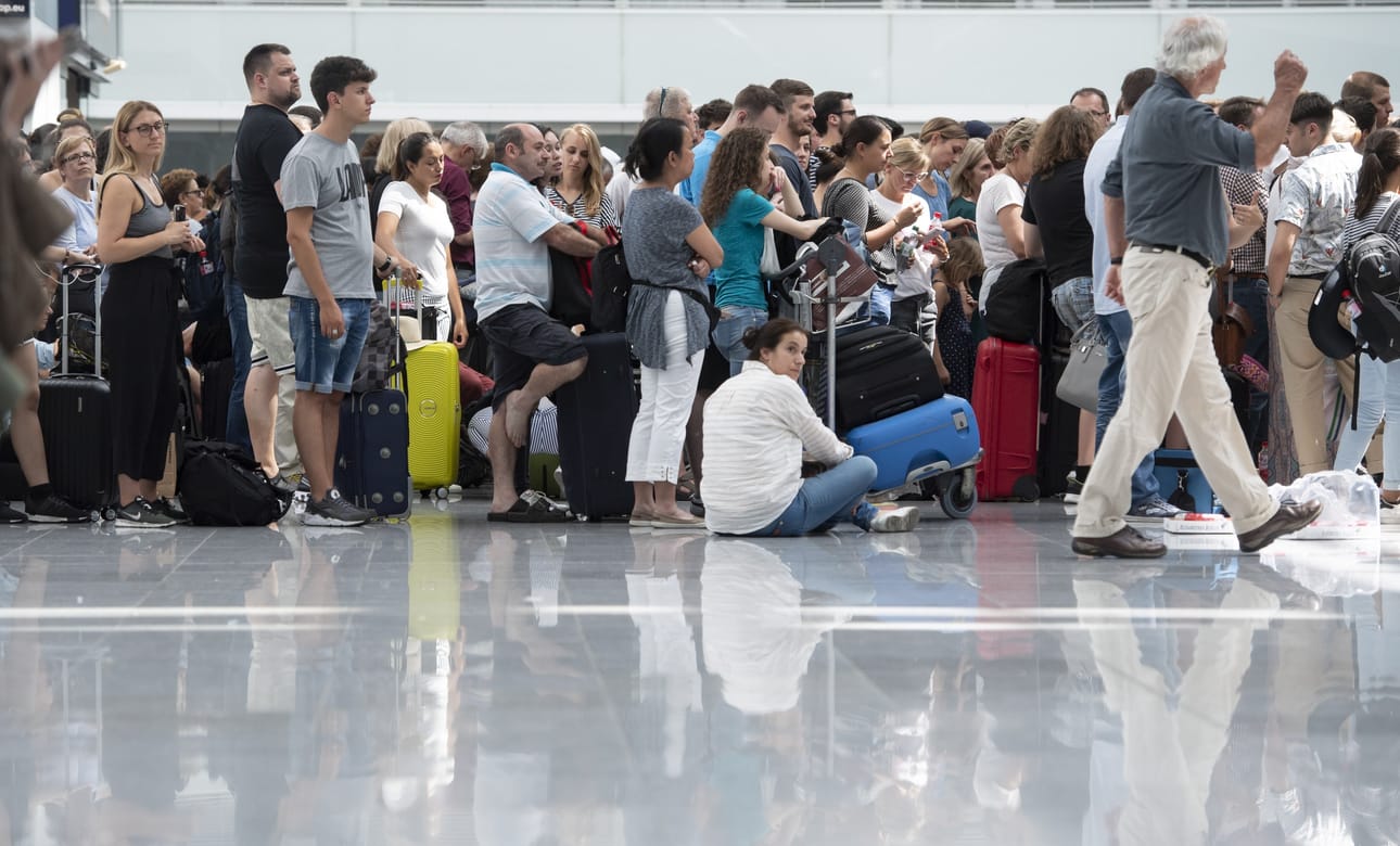 Matkustajat joutuvat yhä varautumaan pitempiin odotusaikoihin Münchenin lentokentällä. Viikonloppuna osa matkustajista oli kentällä jumissa lauantaiaamusta sunnuntai-iltapäivään.