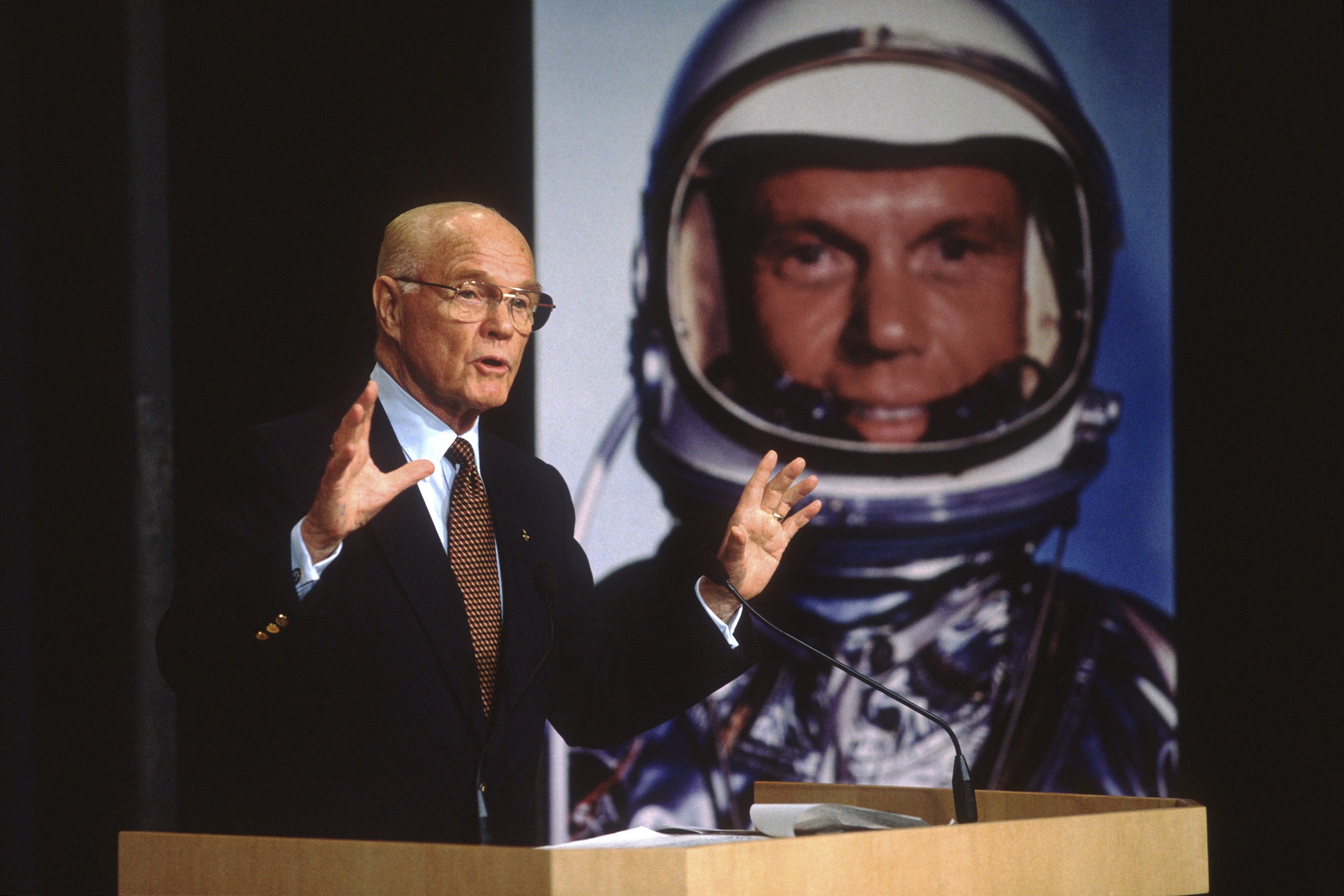 Kuva John Glennistä vuodelta 1998, jolloin hän ilmoitti palaavansa avaruuteen.