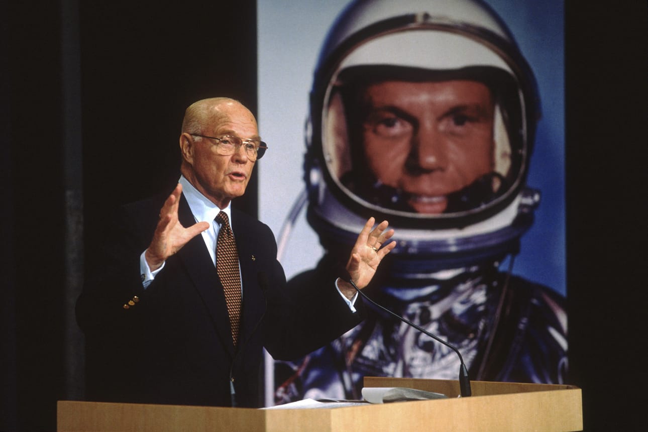 Kuva John Glennistä vuodelta 1998, jolloin hän ilmoitti palaavansa avaruuteen.
