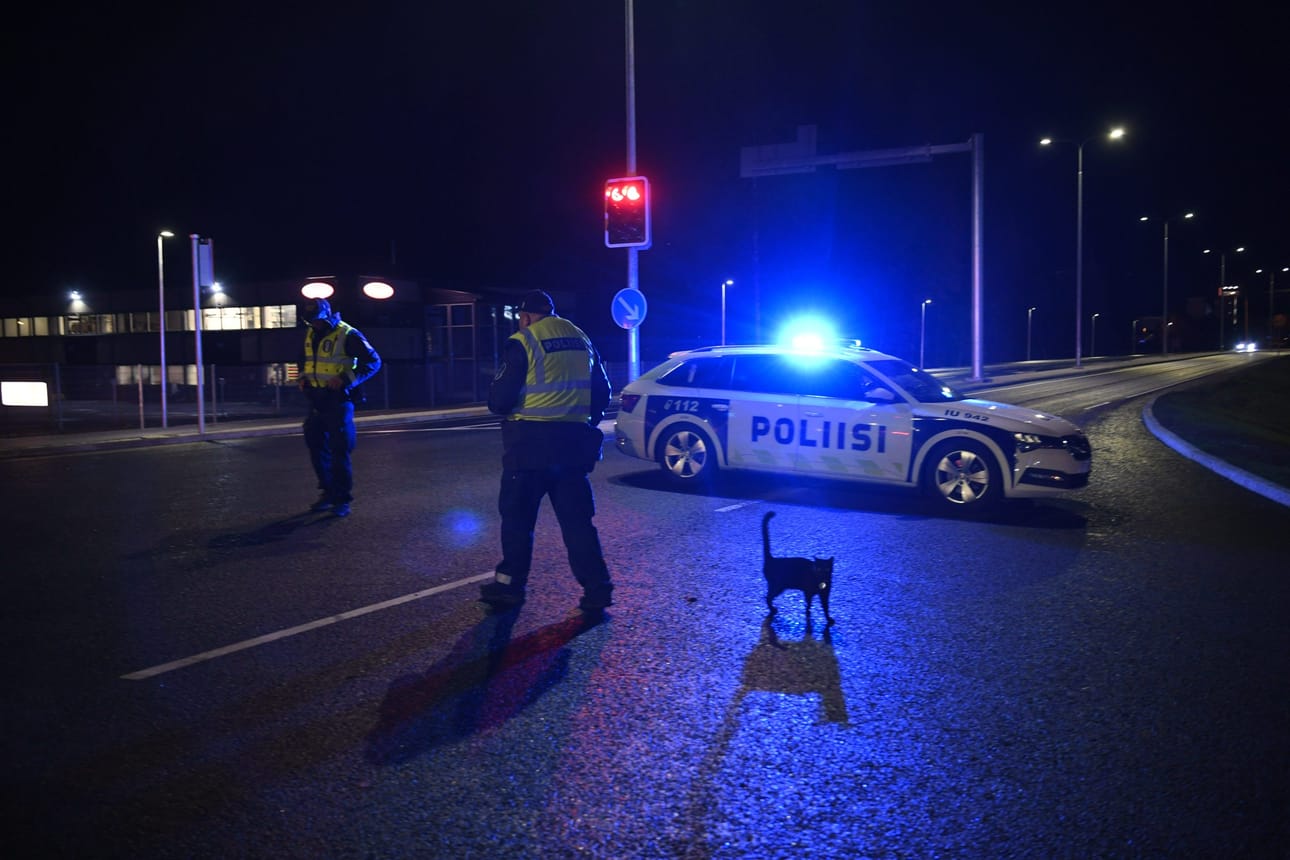Poliisi eristi vuosi sitten syyskuussa Järvenpäässä aluetta, jossa kemikaalivuoto tapahtui. LEHTIKUVA / ANTTI AIMO-KOIVISTO