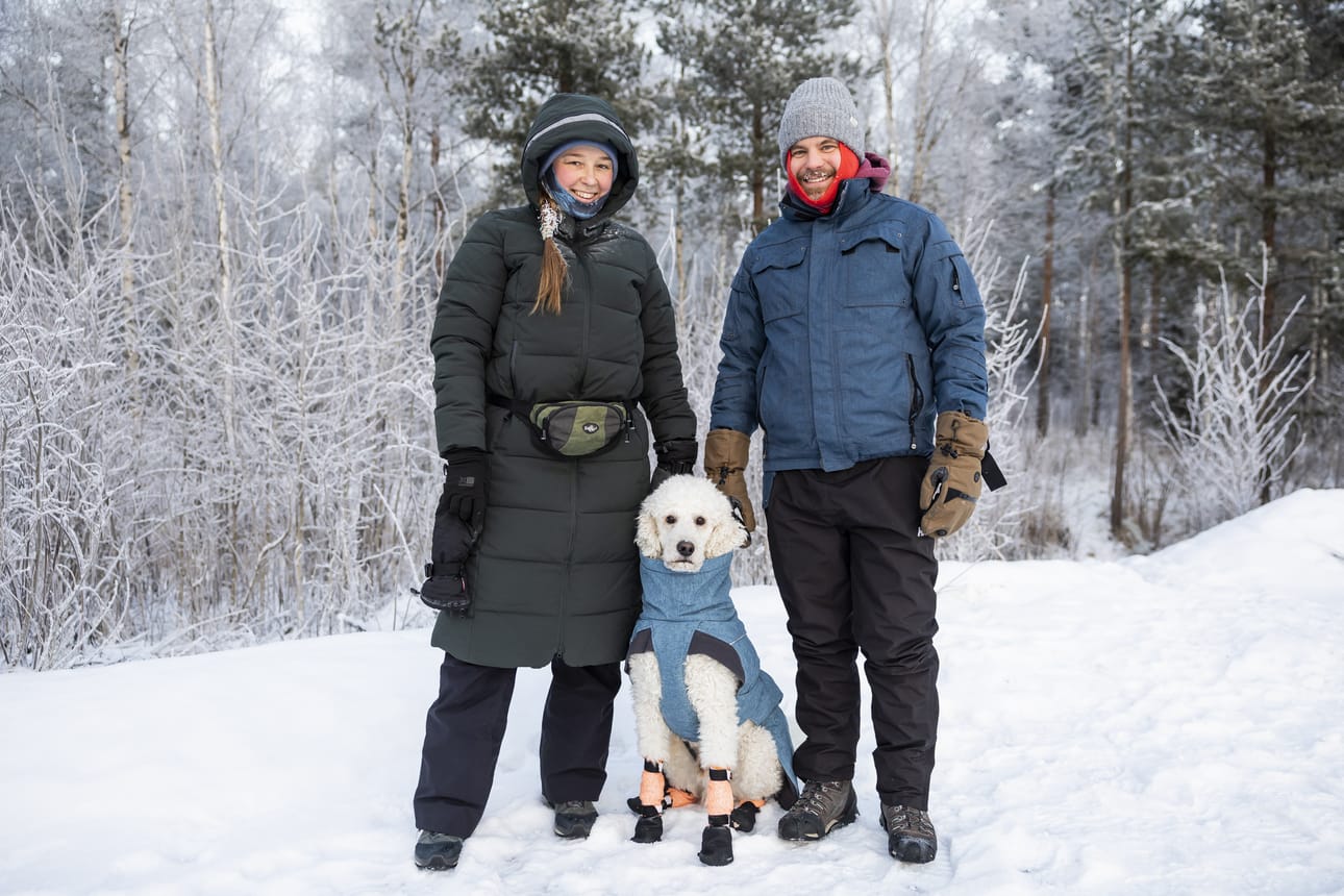 Sveitsistä kotoisin olevat Jana Flury ja Dario Josi sekä Philou-koira ovat pukeutuneet oikeaoppisesti. Alppimaassa pakkanen tuntuu erilaiselta kuin rannikkokaupunki Oulussa, Jana Flury sanoo.