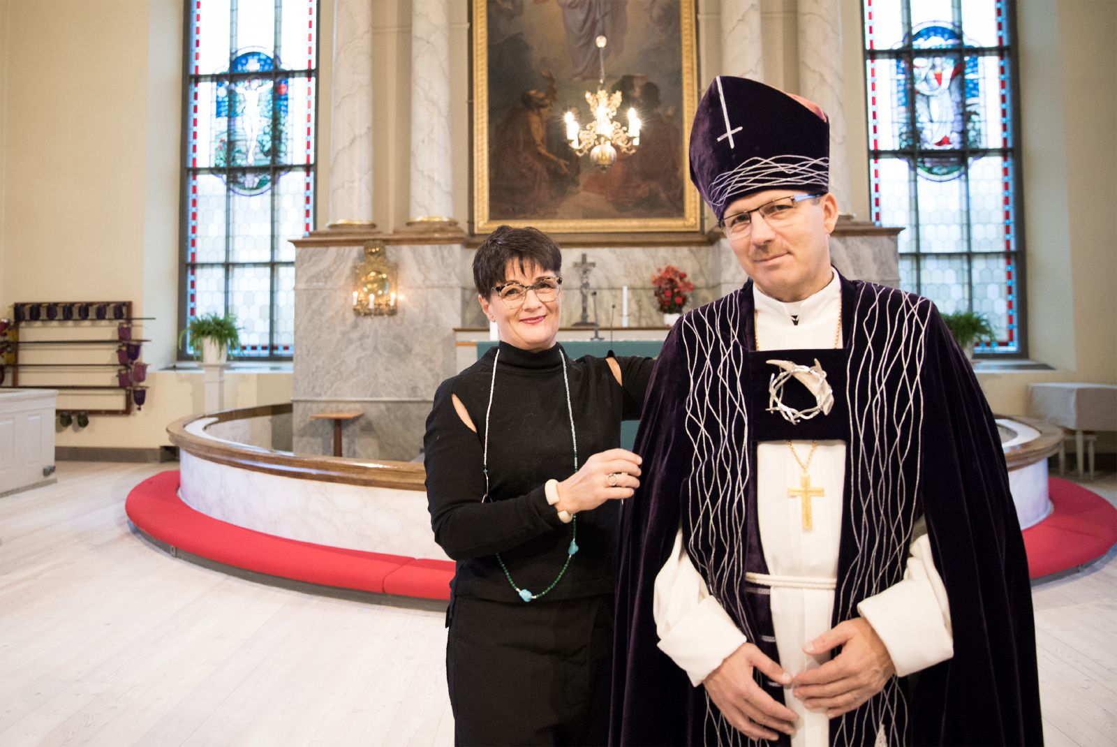 Oulun piispan Jukka Keskitalon piispanvaatteet on suunnitellut taiteilija Moosa Myllykangas.