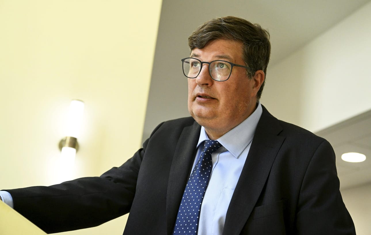 Työministeri Arto Satonen sanoo, että ulkomaalaisten huippuasiantuntijoiden ei tarvitse poistua maasta kolmen kuukauden työttömyyden jälkeen. LEHTIKUVA / Vesa Moilanen