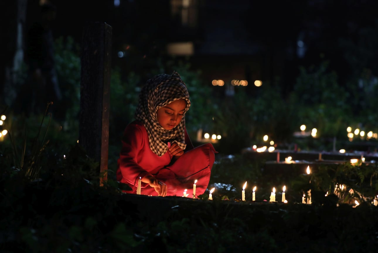 Huivikiellon kannattajat väittävät, että pienet muslimitytöt eivät pysty itse päättämään vaatetuksestaan.