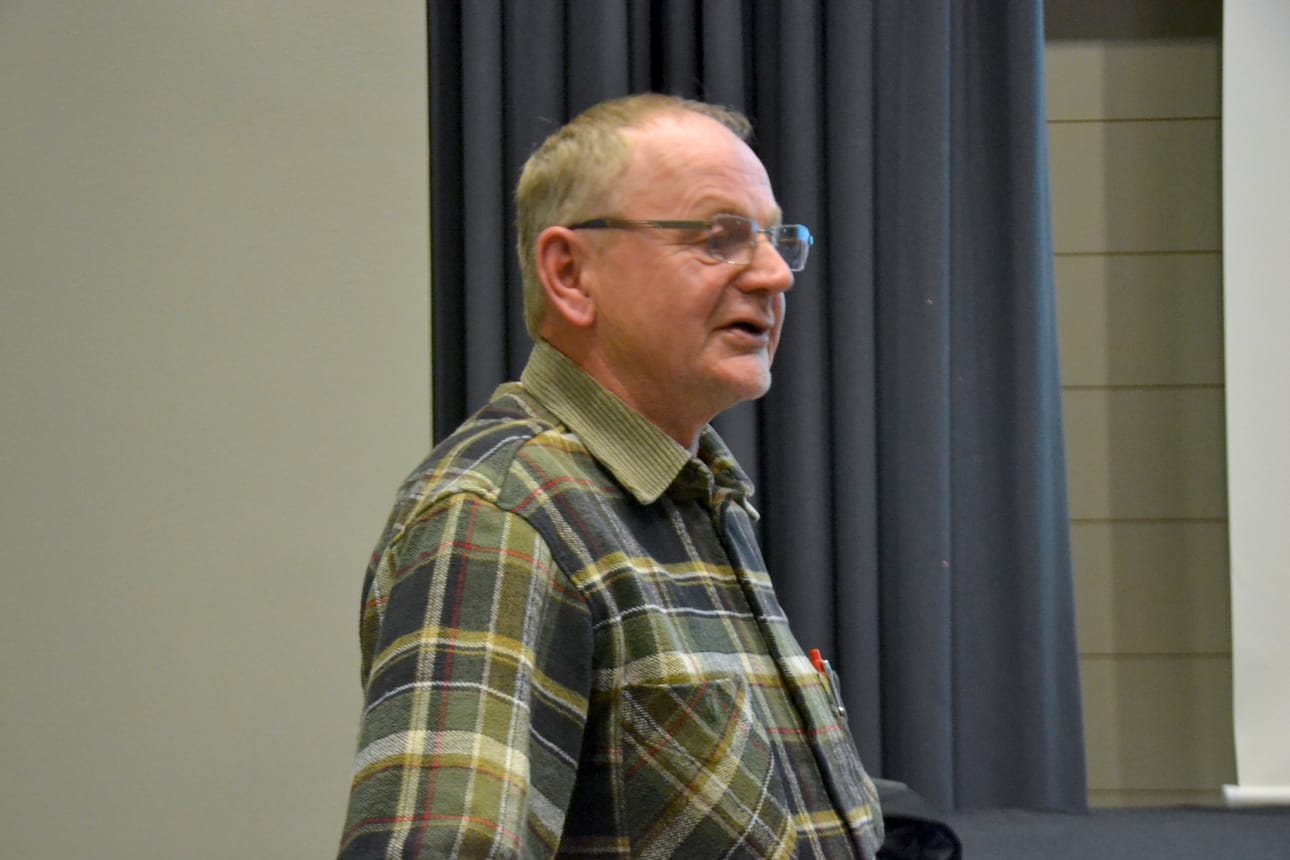 Toiminnanohjaaja Pentti Murtovaaran (vas.) mielestä tilanne haastava, kun Kuusamo-Taivalkoski -alueella ammutaan 1 400 hirveä ja vasoja syntyy noin tuhat. Komisario Kari Tornberg toivoi hirvimiehiltä vastuullisuutta, kun penätään haavakkohirviä.