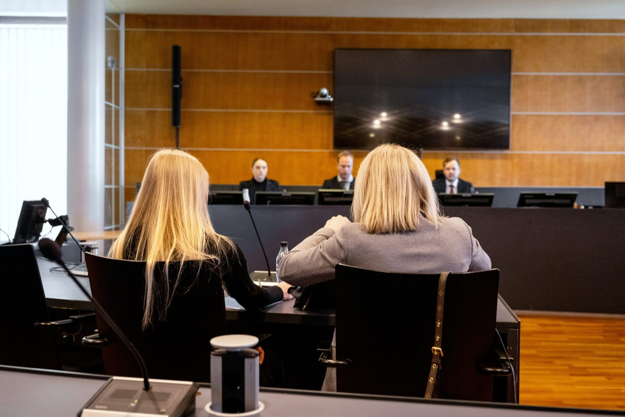 Syyttäjä vaatii 23-vuotiaalle naiselle (vas.) enintään seitsemän vuoden vankeusrangaistusta. LEHTIKUVA / ELENA MIKKILÄ