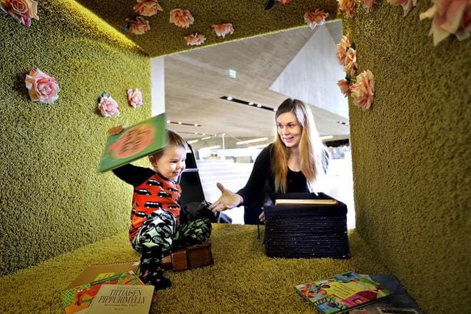 Pauliina Vitikkalan käy poikansa Jussin kanssa kirjastossa muutaman kerran kuussa. kuva Heikki Hakanen