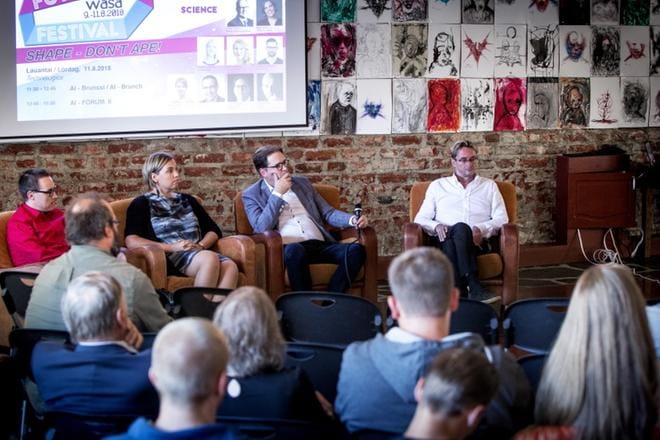 Mediapaneelissa olivat Vaasan yliopiston yliopistonlehtori Ari Sivula, yliopiston digitaalisen talouden johtaja Heidi Kuusniemi, Pohjalaisen päätoimittaja Toni Viljanmaa ja Viestintätoimisto Kreabin toimitusjohtaja Mikael Jungner. KUVAT: OUTI NEUVONEN