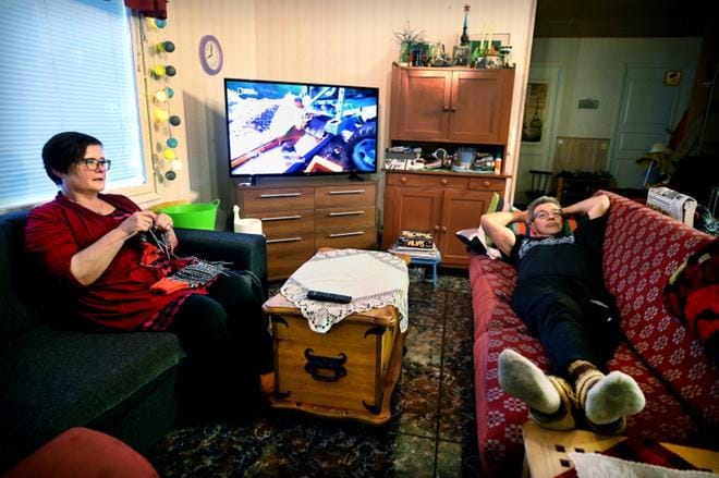 Kun iltauninen Jari Lehtola menee nukkumaan, Raija Lehtola jää katsomaan televisiota ja kaivaa kutimet esiin. KUVA: JOUKO HÄNNINEN