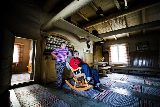 Sisarukset Aulis Luoma ja Marja-Liisa Luoma omistavat talon, joka on selvinnyt sodat ja myrskyt. Satoja vuosia vanhan talon esineistökin on osin hyvin vanhaa. Avoin ovi vasemmalla johtaa vähäkamariin ja astiakaapin takana oleva ovi isokamariin. Sisarusten pään päällä näkyy viililautaanen, jonka päällä viili hapatettiin. KUVAT: KRISTA LUOMA