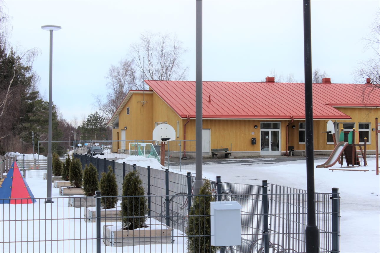 Uusiin lisätiloihin sijoitetaan suomen- ja ruotsinkielinen esikoulu sekä lasten aamu- ja iltapäivätoiminta, joka on tarkoitettu ykkös- ja kakkosluokan oppilaille.