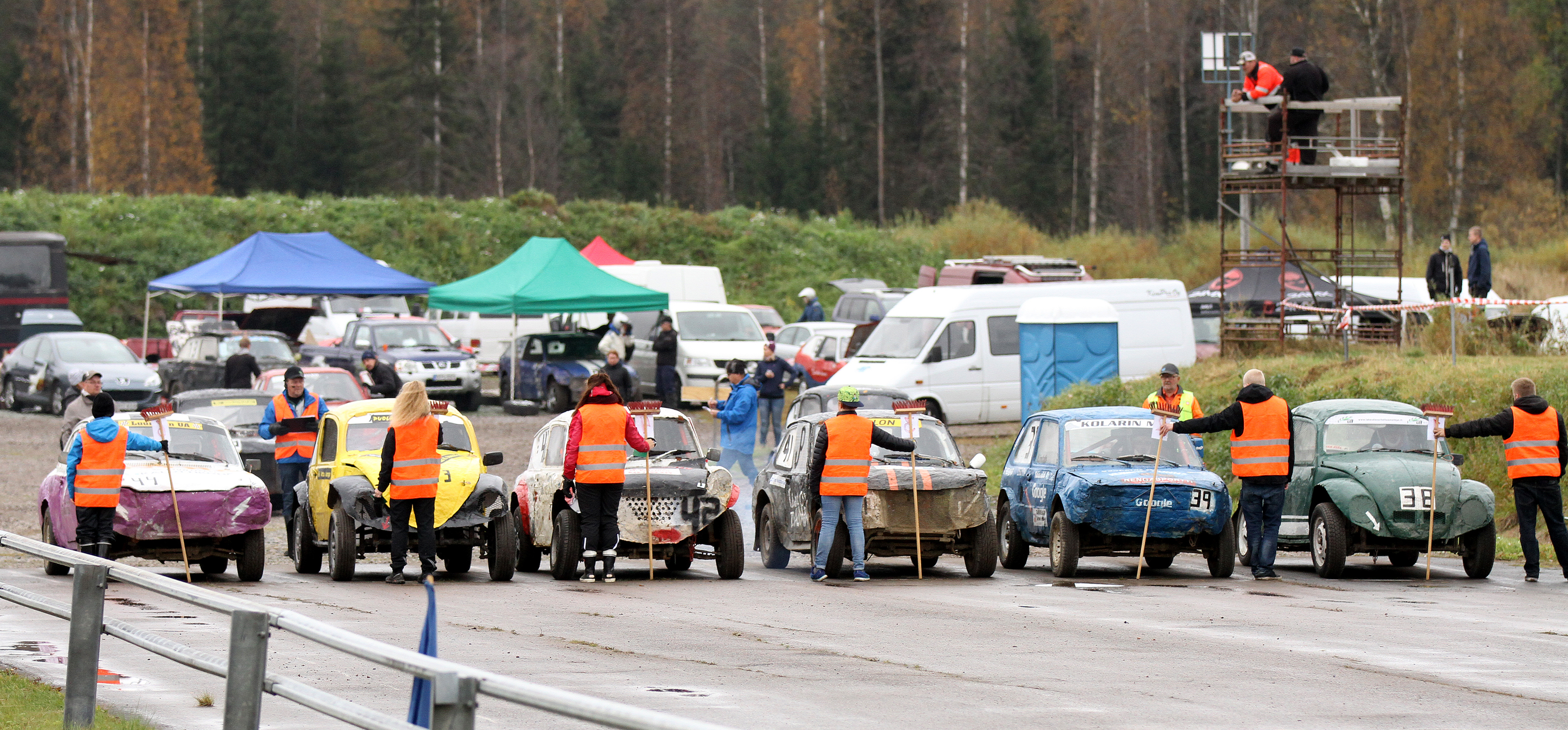Talkoolaisia oli järjestelyissä hyvä joukko.