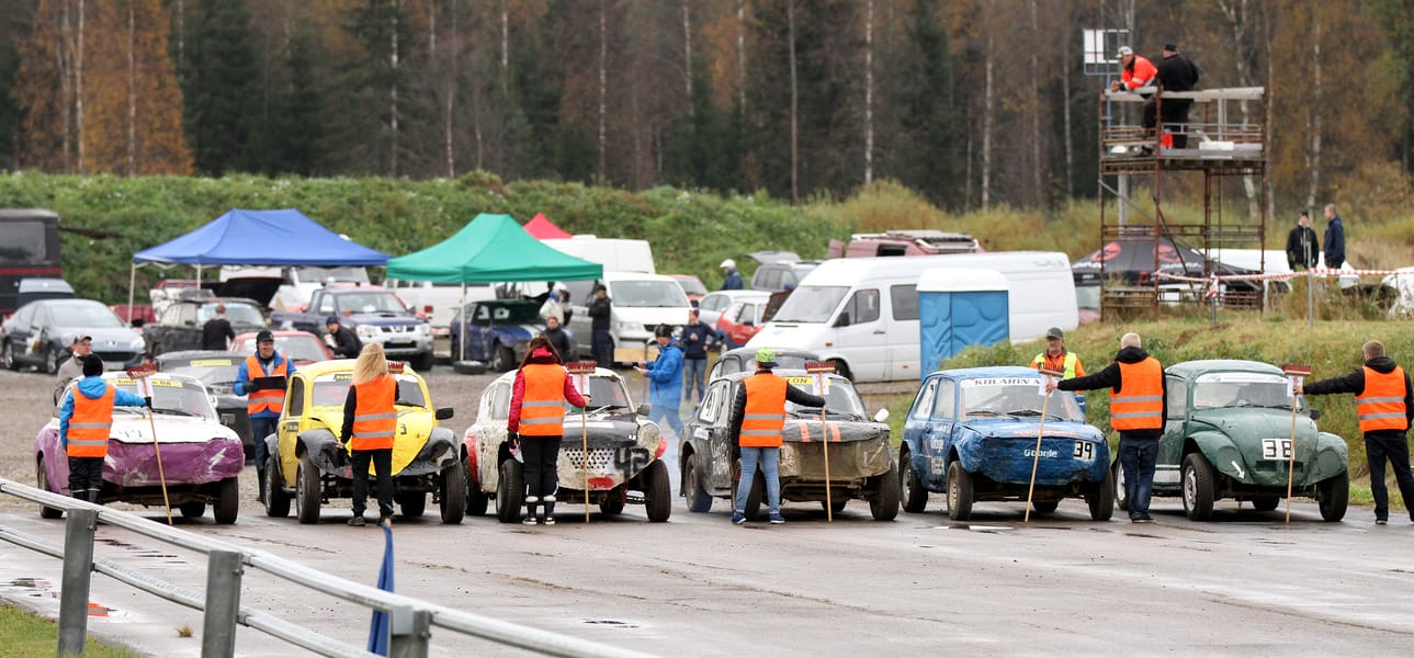 Talkoolaisia oli järjestelyissä hyvä joukko.