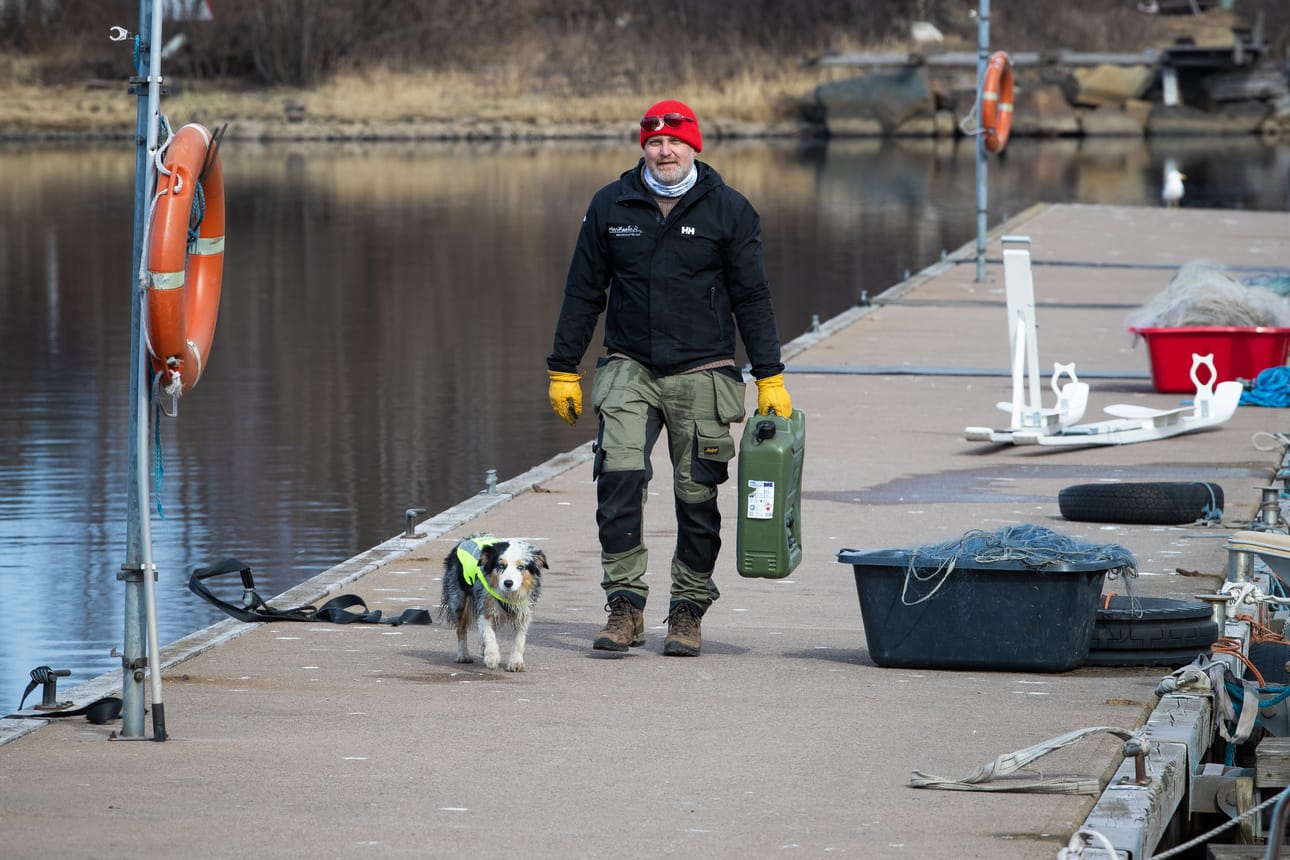 Halla-koira mulahti pentuna veteen, eikä veneeseen hyppääminen sitä sen jälkeen pahemmin kiehtonut. – Meillä oli yksityinen terapiasessio ja puhuimme kaiken läpi. Sen jälkeen se on viihtynyt veneessä ihan hyvin, Leinonen tuumaa.