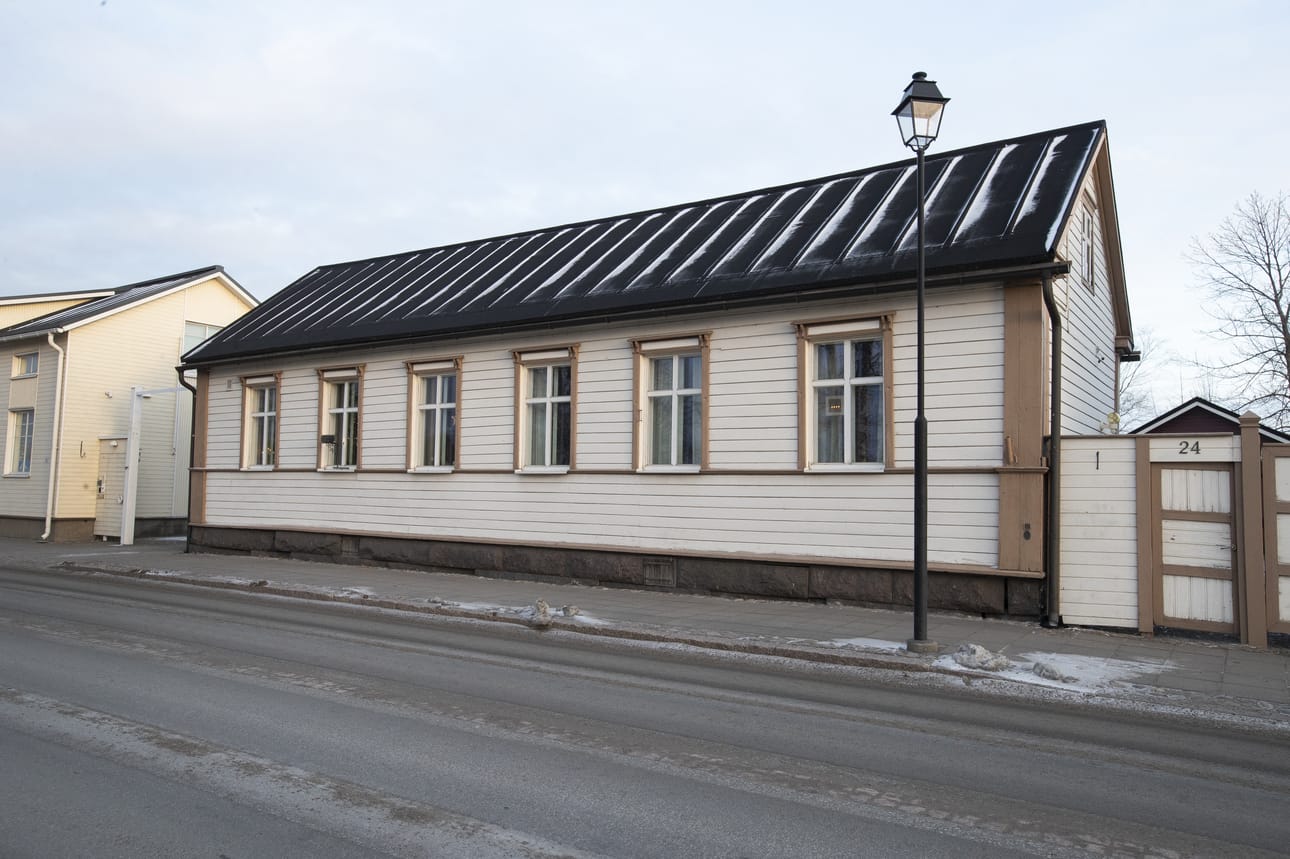 Lauantain jouluikkuna löytyy osoitteesta Rantakatu 24. Aikoinaan talon omisti kapteeni Christian Swanljung.