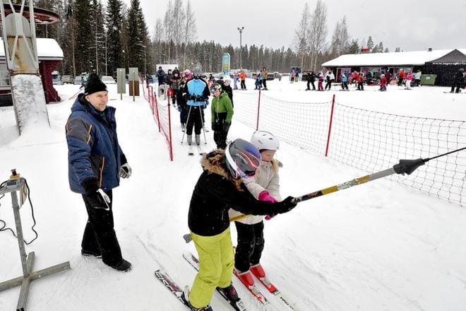 Jorma Portin valvoo että hissin käyttö sujuu turvallisesti Lapuan Simpsiöllä. Kuva: Heikki Hakanen