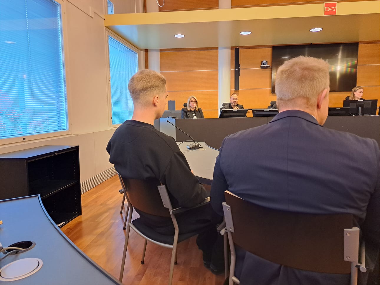 Taposta syytetty mies ei peitellyt oikeudessa kasvojaan.