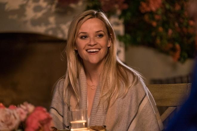 Alice (Reese Witherspoon) on neljän miehen loukussa eronsa jälkeen. Romanttinen komedia Home again on naispuolisen sovinismin leffatarjotin.