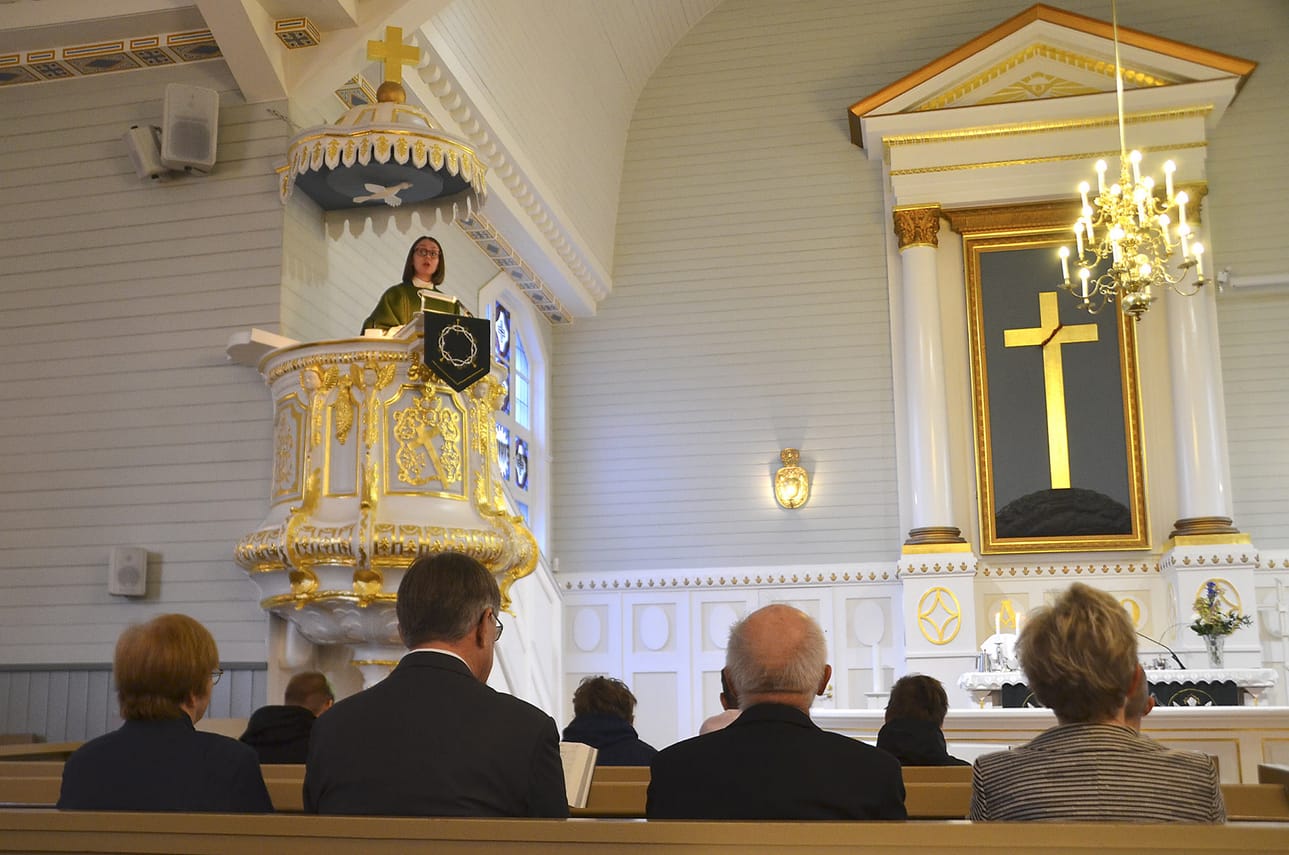 Seurakuntapastori Mari Saikkonen tulee jatkossakin pitämään jumalanpalveluksia Jurvan kirkossa.