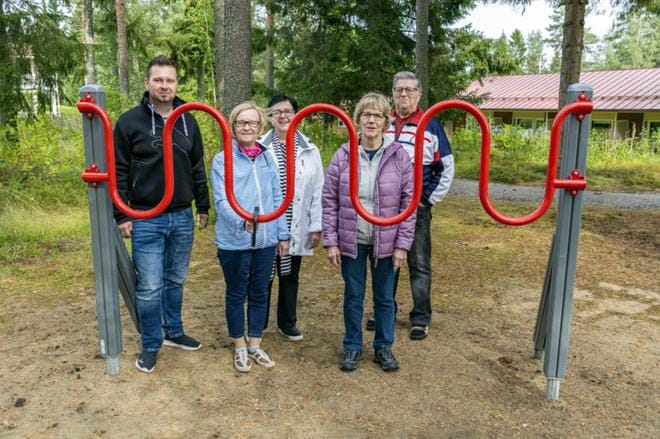 Liikuntasihteeri Janne Kujala (vas.), vanhus- ja vammaisneuvoston puh.joht. Kyllikki Laukkola, varajäsen Seija Vuorenmaa, jäsen Pirjo Määttä ja varapj. Hannu Penttinen esittelivät Kotivaaran liikuntapolun laitteita. KUVA: AARRE LÖYTÖMÄKI