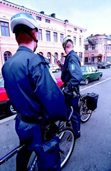 Ketterästi tehtäviin. Poliisin pyöräpartiot on havaittu hyviksi. Tänä kesänä Oulun poliisilla ei kuitenkaan ole varaa istua pyörän selkään.