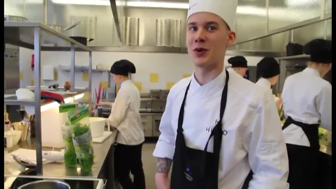 Kokkiopiskelijat maajoukkuekokin opissa