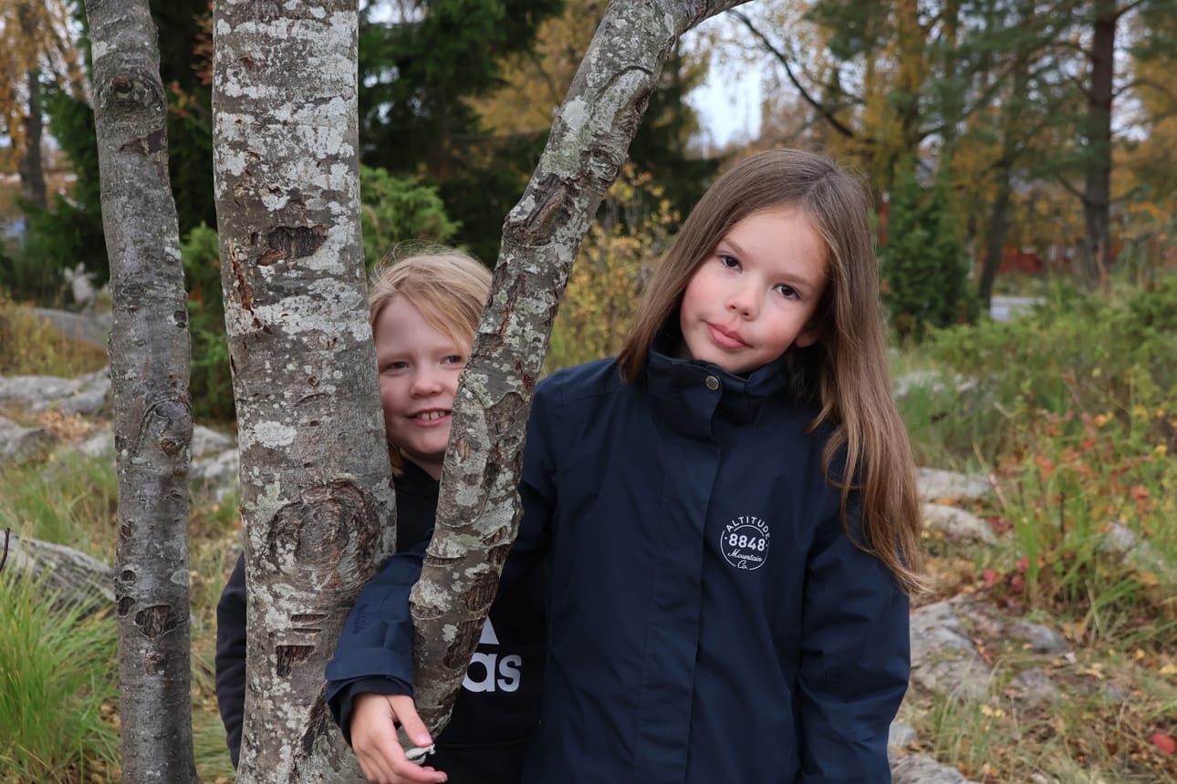 Lapväärttiläiset ystävykset Noora Mäkelä (vas.) ja Maija Korsbäck edustavat tänä vuonna kotikaupunkiaan lasten suuressa itsenäisyyspäivän juhlassa Helsingissä.