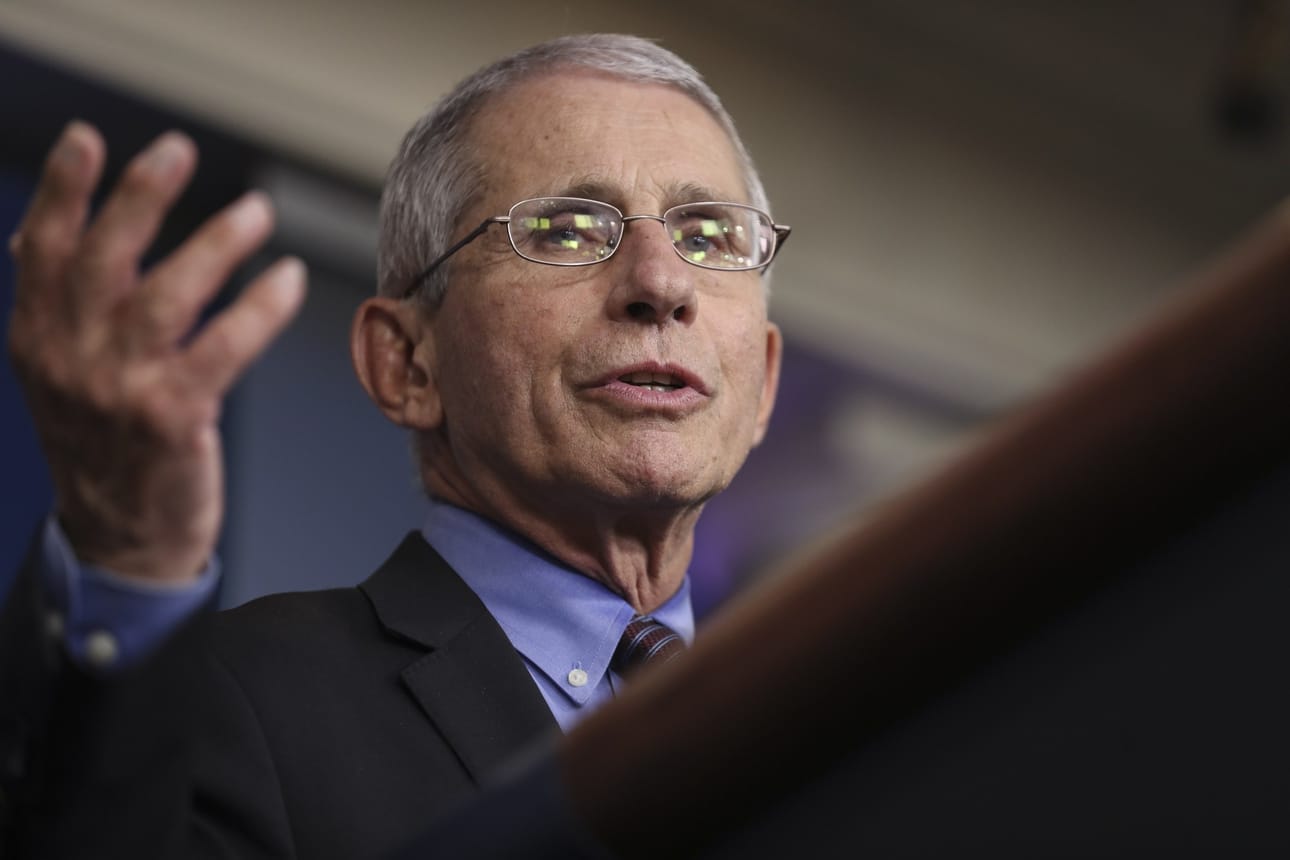 Yhdysvaltain johtava infektiotautien asiantuntija Anthony Fauci varoitti, että vaikka koronaviruksen vastaisissa toimissa näkyy positiivisia tuloksia, liian aikaisin koronavirusrajoituksia ei pidä purkaa.